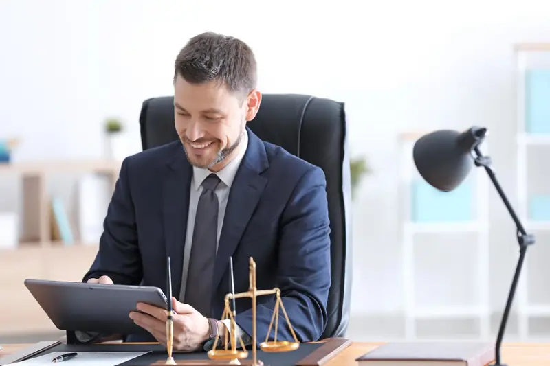 Jurist prüft eine Beschwerde am Tablet