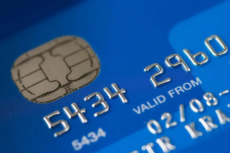 Nahaufnahme einer Bankkarte mit Chip